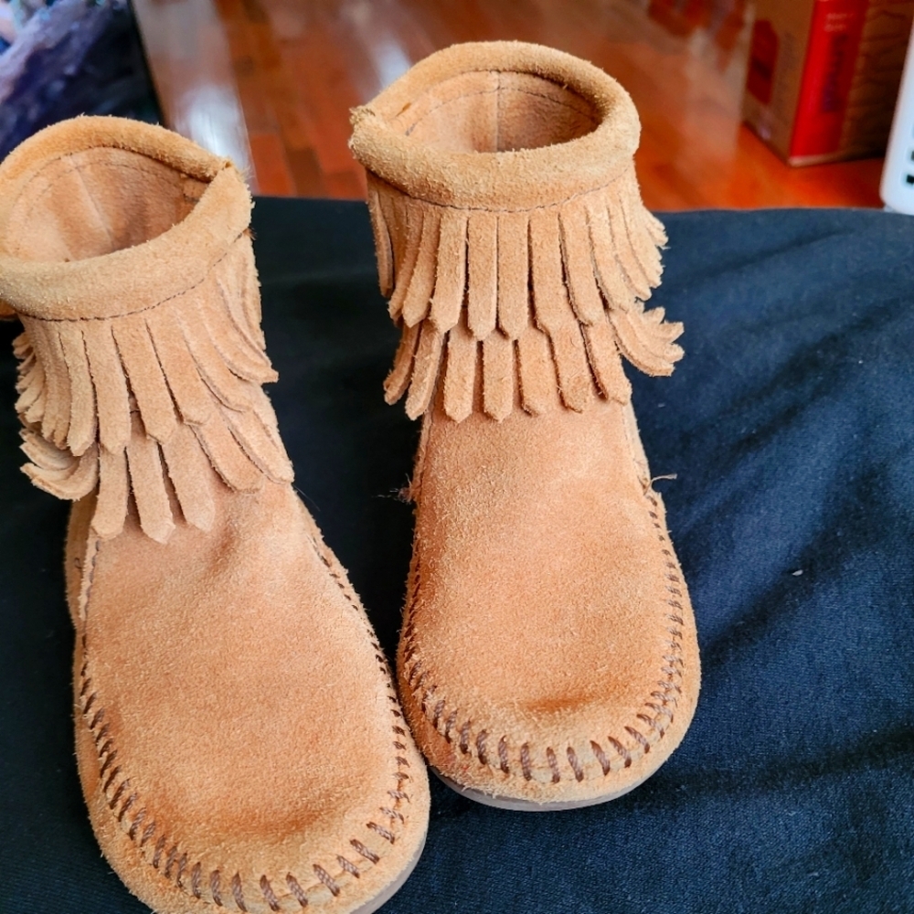 Girls Minnetonka Fringe ankle boot
